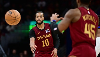 开云app-顶不了一点！加兰突破轻松左手上空篮反超比分 骑士最多落后17分