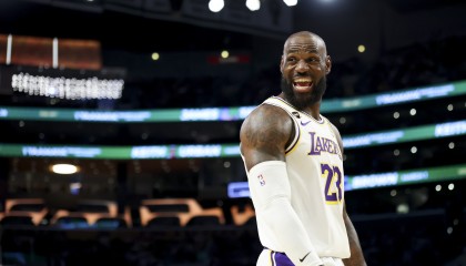 开云app-老詹跻身前5！湖人队史助攻榜：魔术师10141次断层领跑 科比第2