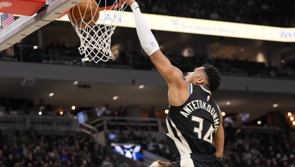 开云入口-根本扛不住！字母哥背打奥孔武反身爆扣&amp;冲击后者再打2+0