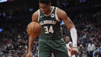 kaiyun-打得郁闷！字母哥15中10拿下24分5板4助1断 砸球泄愤吃T